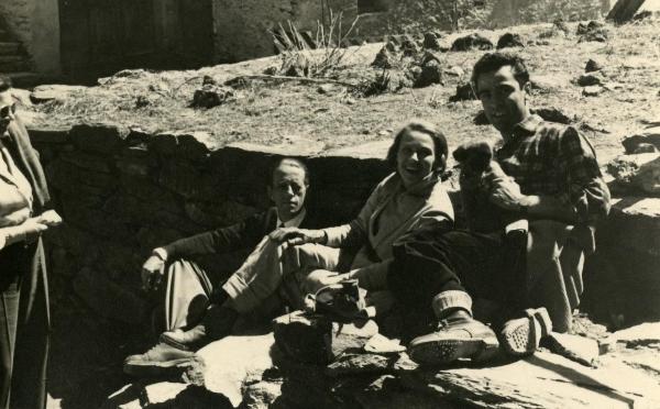 Fotografia sul set "Gente così" - Cerchio, Fernando, 1949 - Seduti su gradini in pietra e appoggiati a un muretto: al centro, Vivi Gioi, a sinistra, Alberto Archetti, a destra, Marcello Gatti. Tutti guardano verso la cinepresa.