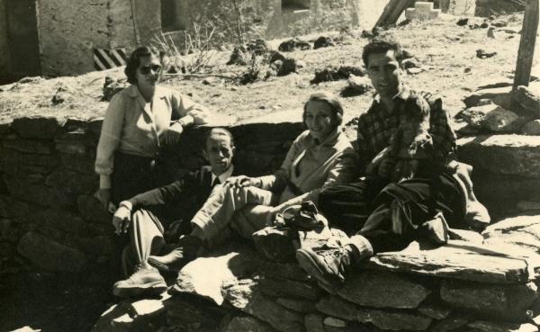 Fotografia sul set "Gente così" - Cerchio, Fernando, 1949 - Seduti su gradini in pietra: al centro, Vivi Gioi, a sinistra, Alberto Archetti, a destra, Marcello Gatti. Tutti guardano verso la cinepresa. A sinistra, un'operatrice non identificata.