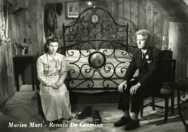 Scena del film "Gente così" - Cerchio, Fernando, 1949 - In una stanza da letto: Marisa Mari, a sinistra, e Renato De Carmine, a destra, seduti su due sedie, guardano assorti davanti a loro.