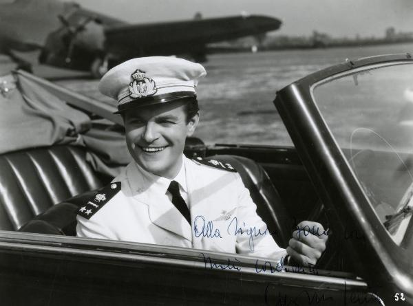 Scena del film "Gente dell'aria" - Pratelli, Esodo, 1943 - Primo piano di Antonio Centa in divisa da ufficiale mentre è alla guida di un'automobile.