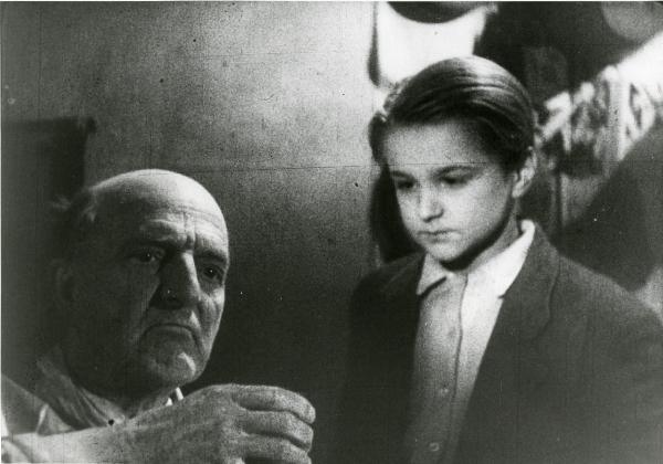 Scena del film "Germania anno zero" - Rosselini, Roberto, 1948 - A sinistra, Ernest Pittschau con un oggetto non identificato nella mano destra. A destra, Edmund Moeschke con lo sguardo fisso davanti a sé.