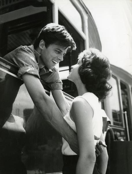 Scena del film "La giornata balorda" - Bolognini, Mauro, 1960 - Mentre si sporge con le braccia da un vagone di un treno, Jean Sorel tiene per i fianchi Lea Massari. I due si sorridono.