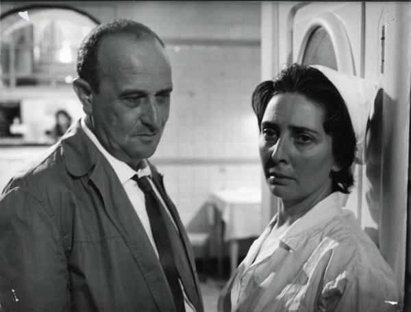 Scena del film "I giorni contati" - Petri, Elio, 1962 - Primo piano di Regina Bianchi, a destra, mentre guarda davanti a sé e di Salvo Randone, a sinistra, mentre guarda Regina Bianchi.