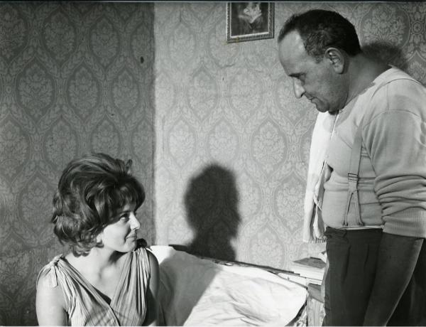 Scena del film "I giorni contati" - Petri, Elio, 1962 - In una camera da letto: a sinistra seduta, Angela Minervini guarda Salvo Randone che ricambia lo sguardo.