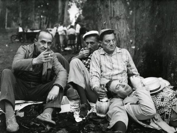 Scena del film "I giorni contati" - Petri, Elio, 1962 - In un prato, sotto alcuni alberi: Salvo Randone, a sinistra, mentre fuma una sigaretta insieme a tre attori non identificati.