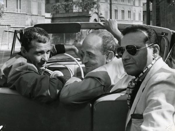 Scena del film "I giorni contati" - Petri, Elio, 1962 - Su un'automobile, seduti nei sedili anteriori, a sinistra, Paolo Ferrari mentre a destra, Salvo Randone. Sui sedili posteriori, un attore non identificato con occhiali da sole.