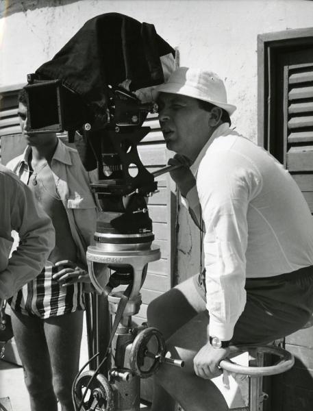 Fotografia sul set di "I giorni contati" - Petri, Elio, 1962 - Il regista Elio Petri mentre gira una scena del film. Attorno, attori non identificati.