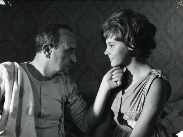 Scena del film "I giorni contati" - Petri, Elio, 1962 - Mezze figure di Salvo Randone, a sinistra, mentre con la mano sinistra tiene il mento di Angela Minervini, a destra. Entrambi si guardano.