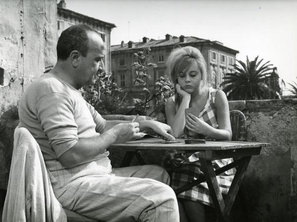 Scena del film "I giorni contati" - Petri, Elio, 1962 - Seduti a un tavolino mentre giocano a carte: a sinistra, Salvo Randone e a destra, Angela Minervini.