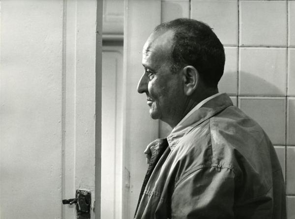 Scena del film "I giorni contati" - Petri, Elio, 1962 - Primo piano di profilo di Salvo Randone mentre guarda attraverso una porta semiaperta.