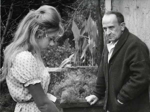 Scena del film "I giorni contati" - Petri, Elio, 1962 - In primo piano di profilo, Angela Minervini, a sinistra, mentre guarda verso il basso. In secondo piano, Salvo Randone, appoggiato a una fioriera, la guarda.