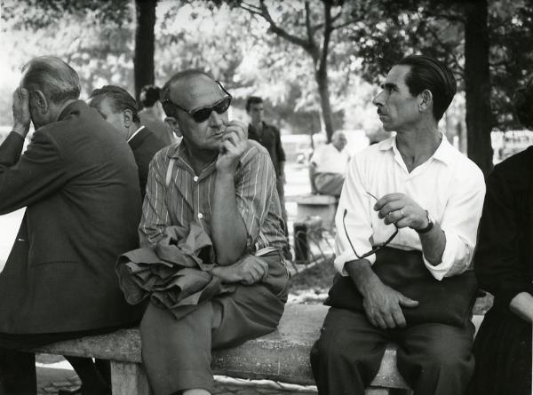 Scena del film "I giorni contati" - Petri, Elio, 1962 - Al centro, seduto su una panchina in pietra a gambe accavallate, Salvo Randone. Attorno, attori non identificati.