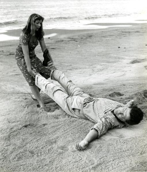 Scena del film "Giorni d'amore" - De Sanctis, Giuseppe, Savona, Leopoldo, 1954 - Su una spiaggia: Marina Vlady trascina per le gambe il corpo svenuto di Marcello Mastroianni.