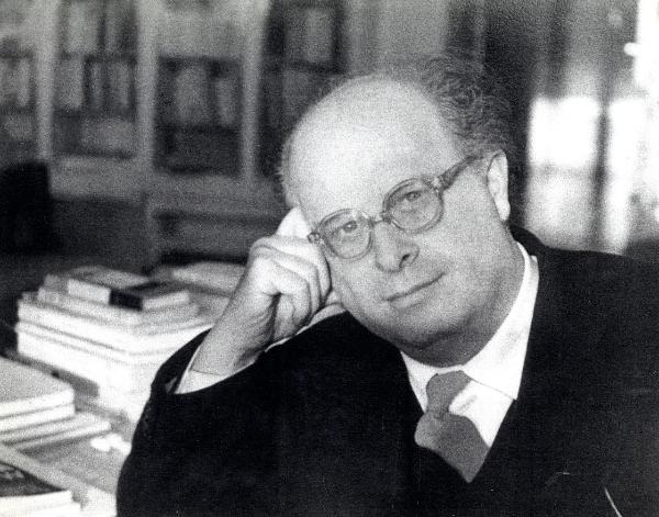 Fotografia sul set di "Un giorno alla Olivetti" - Veronesi, Luigi, 1947 - In primo piano, Adriano Olivetti che appoggia la testa sulla mano destra mentre guarda verso la cinepresa.