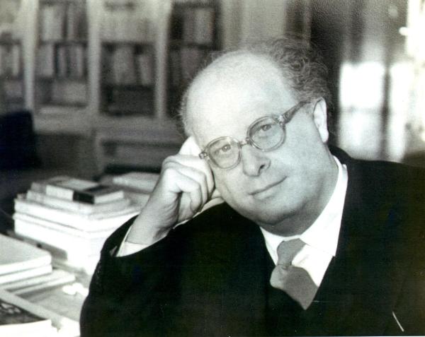 Fotografia sul set di "Un giorno alla Olivetti" - Veronesi, Luigi, 1947 - In primo piano, Adriano Olivetti che appoggia la testa sulla mano destra mentre guarda verso la cinepresa.