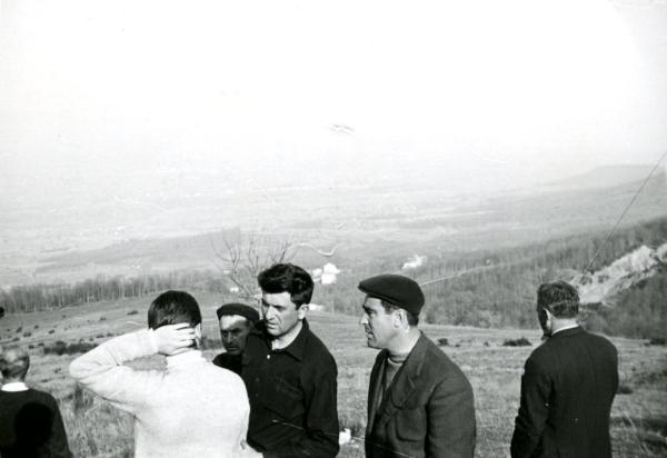 Fotografia sul set di "Un giorno da leoni" - Loy, Nanni, 1961 - In mezzo ad operatori non identificati, il regista Nanni Loy e Marcello Gatti con la coppola. Entrambi guardano un attore non identificato di spalle.