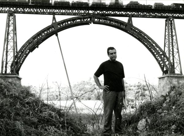 Fotografia sul set di "Un giorno da leoni" - Loy, Nanni, 1961 - Figura intera di Marcello Gatti sotto al ponte in miniatura da far saltare.