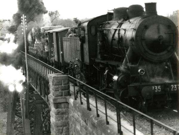 Scena del film "Un giorno da leoni" - Loy, Nanni, 1961 - L' esplosione di un treno su un ponte. Sul treno alcuni attori non identificati.