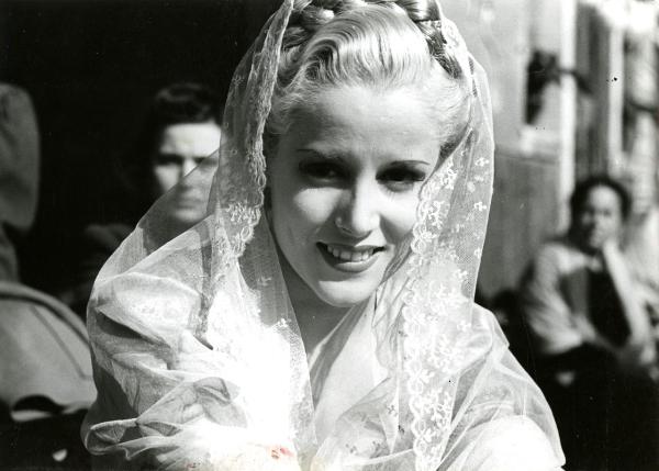 Fotografia sul set di "Giorno di festa" - Randone, Belisario, De Ribon, Roberto, 1942 - Primo piano di Maria Mercader durante una pausa della lavorazione del film "Giorno di festa".