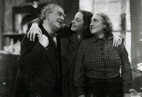 Scena del film "Giorno di nozze" - Matarazzo, Raffaello, 1942 - Da sinistra a destra: Armando Falconi, Anna Vivaldi e Amelia Chellini. Anna Vivaldi abbraccia i due attori e si scambiano reciprocamente sguardi di intesa.