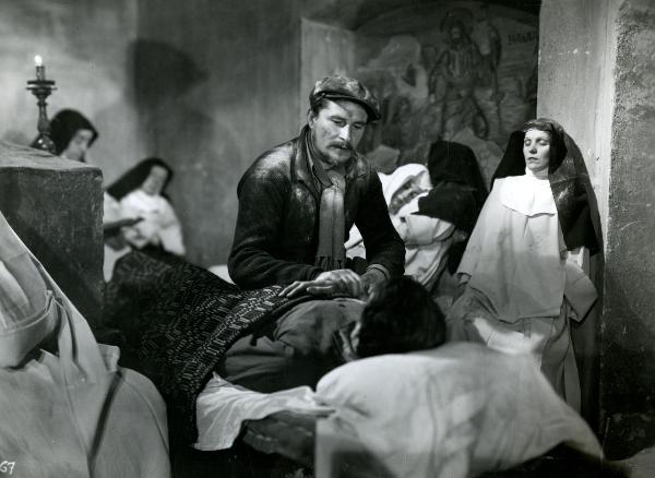 Scena del film "Un giorno nella vita" - Blasetti, Alessandro, 1946 - Al centro, Amedeo Nazzari mentre veglia un attore non identificato sdraiato su un letto. A destra, Elisa Cegani mentre dorme. Attorno, attrici non identificate.