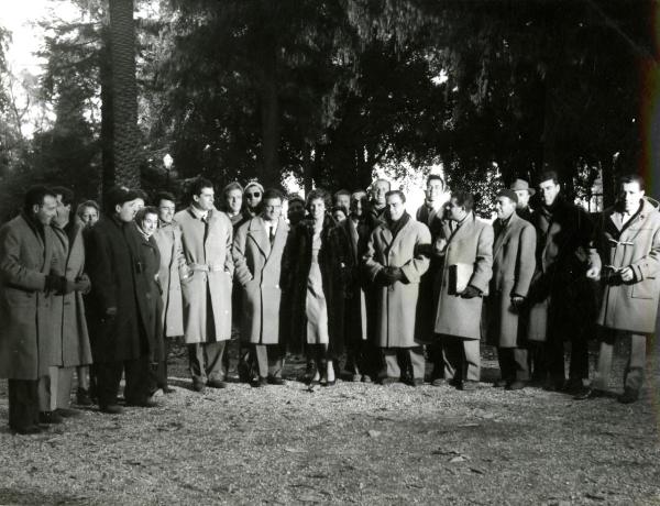 Fotografia sul set di "Giovani mariti" - Bolognini, Mauro, 1957 - In fila, tutto il cast del film "Giovani mariti".