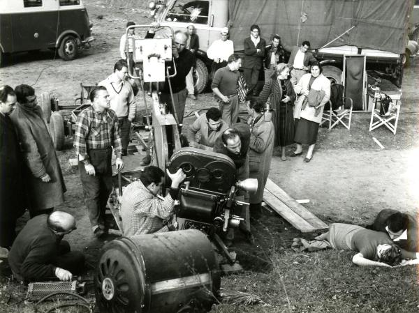 Fotografia sul set di "Giovani mariti" - Bolognini, Mauro, 1957 - La troupe al lavoro.