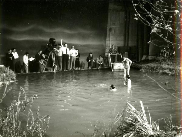 Fotografia sul set di "Giovani mariti" - Bolognini, Mauro, 1957 - La troupe al lavoro mentre si riprende una scena in acqua.