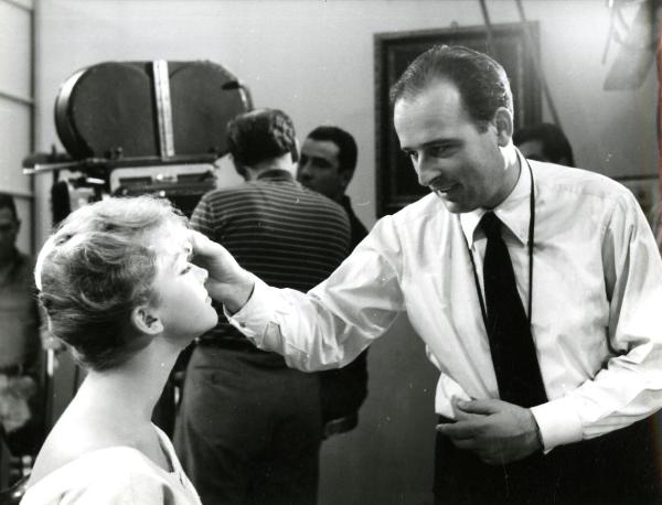 Fotografia sul set di "Giovani mariti" - Bolognini, Mauro, 1957 - Il regista Mauro Bolognini mentre sistema il trucco all'attrice Isabel Corey.