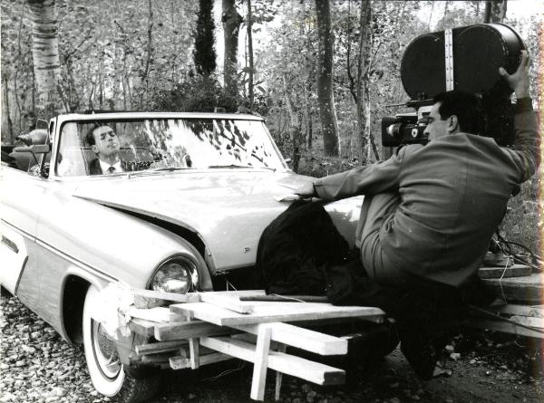 Fotografia sul set di "Giovani mariti" - Bolognini, Mauro, 1957 - A destra, Marcello Gatti mentre riprende una scena. A sinistra, un attore non identificato alla guida di un'automobile.