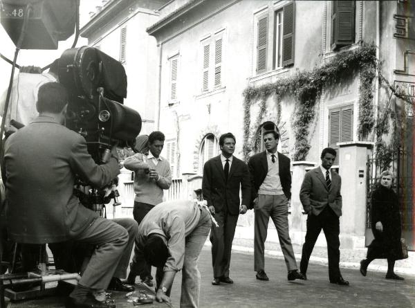 Fotografia sul set di "Giovani mariti" - Bolognini, Mauro, 1957 - La troupe al lavoro.