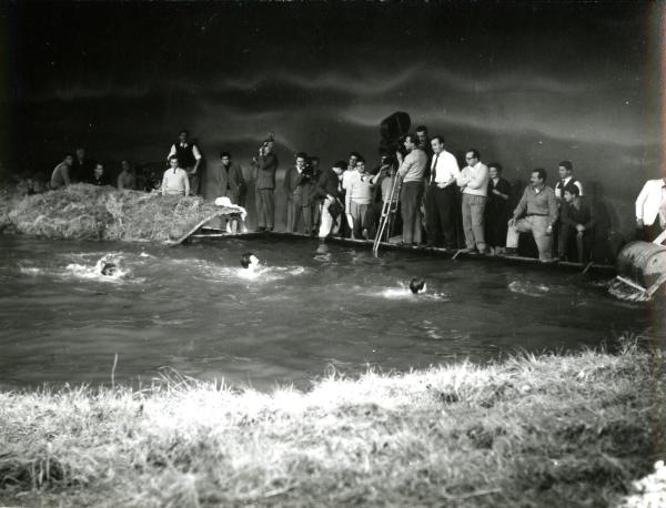 Fotografia sul set di "Giovani mariti" - Bolognini, Mauro, 1957 - La troupe al lavoro mentre si riprende una scena in acqua.