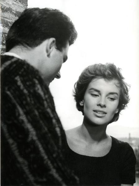 Scena del film "Giovani mariti" - Bolognini, Mauro, 1957 - Mezza figura di Antonella Luardi mentre guarda in basso. Di fianco all'attrice, un attore non identificato di spalle.