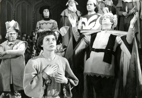 Scena del film "Giovanna d'Arco al rogo" - Rossellini, Roberto, 1954 - Mezza figura di Ingrid Bergman mentre porta le mani al petto e guarda in alto. Attorno, attori non identificati.