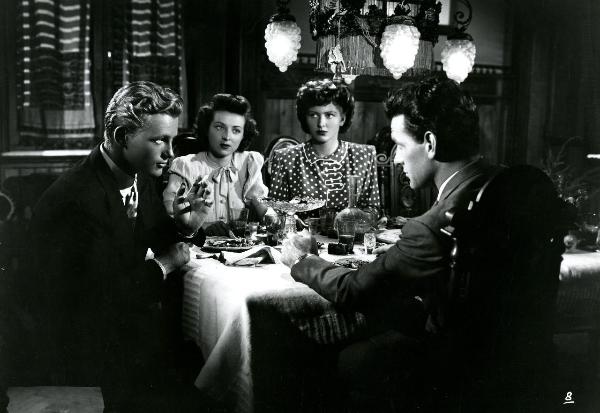 Scena del film "Gioventù perduta" - Germi, Pietro, 1947 - Attorno a un tavolo, da sinistra a destra: Jacques Sernas, un'attrice non identificata, Carla Del Poggio e Massimo Girotti.