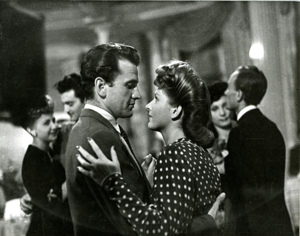 Scena del film "Gioventù perduta" - Germi, Pietro, 1947 - Mezza figura di Massimo Girotti e Carla Del Poggio mentre ballano un lento. I Due si guardano negli occhi.