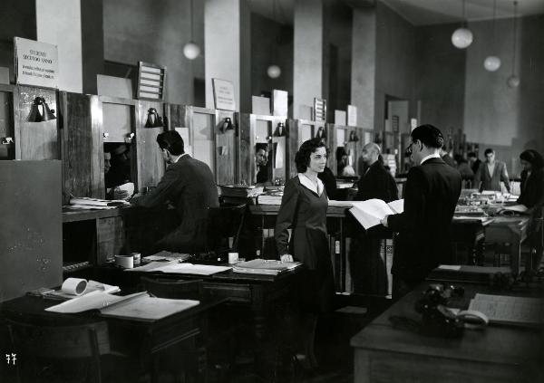 Scena del film "Gioventù perduta" - Germi, Pietro, 1947 - Nella sede della segreteria dell'università alcuni attori non identificati lavorano.