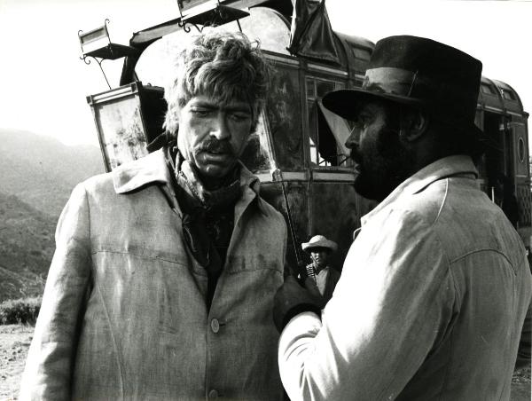 Scena del film "Giù la testa" - Leone, Sergio, 1971 - Mezza figura di James Coburn con un detonatore tra le mani.