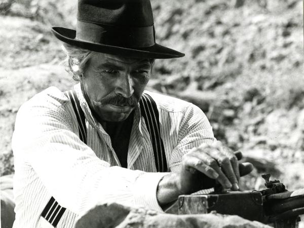 Scena del film "Giù la testa" - Leone, Sergio, 1971 - Mezze figure di James Coburn, a sinistra, e Rod Steiger, a destra. Steiger guarda Coburn. Dietro di loro, un attore non identificato.