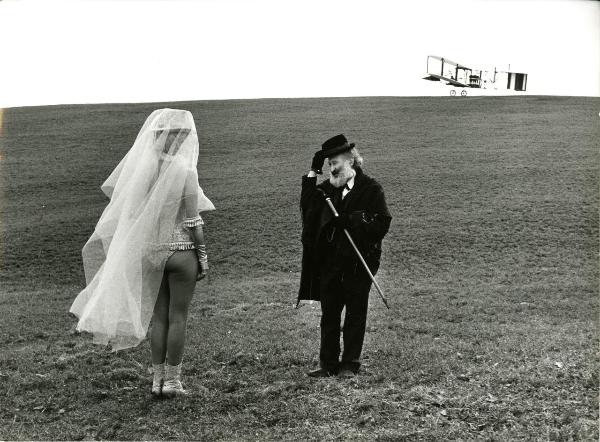 Scena del film "Giulietta degli spiriti" - Fellini, Federico, 1965 - In mezzo a un campo, Sandra Milo di spalle, e Louis Gilbert. Sullo sfondo, un aeroplano.
