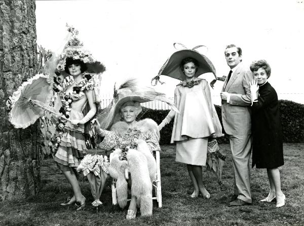 Scena del film "Giulietta degli spiriti" - Fellini, Federico, 1965 - Da sinistra a destra, in un giardino: Sylva Koscina, Caterina Boratto, Dany Paris, Mario Pisu e Giulietta Masina.

