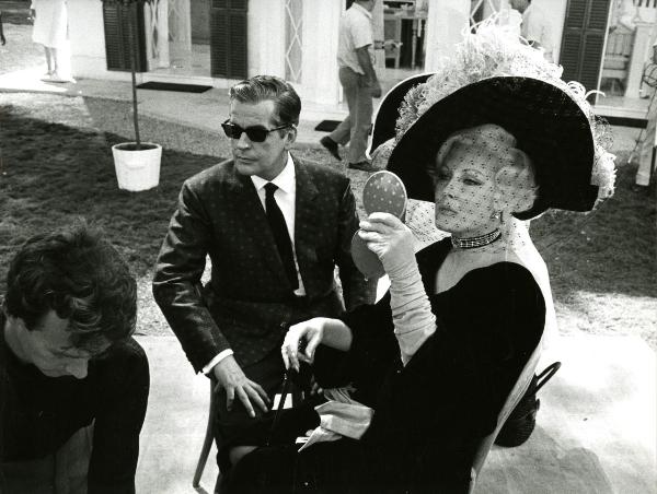 Scena del film "Giulietta degli spiriti" - Fellini, Federico, 1965 - Seduti al centro, Caterina Boratto e Mario Pisu. Attorno, attori non identificati.



