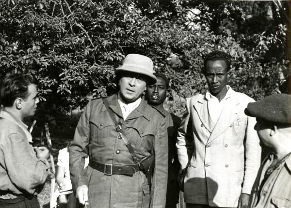 Scena del film "Giungla" - Malasomma, Nunzio, 1942 - Al centro, Camillo Pilotto in veste da safari.



