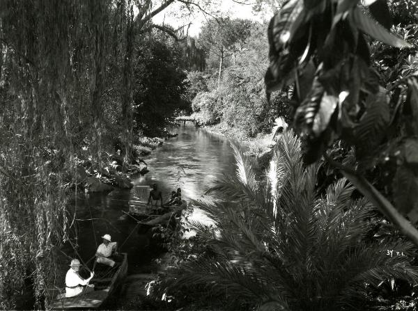 Scena del film "Giungla" - Malasomma, Nunzio, 1942 - In un fiume in mezzo alla giungla, due barche con alcuni attori non identificati.

