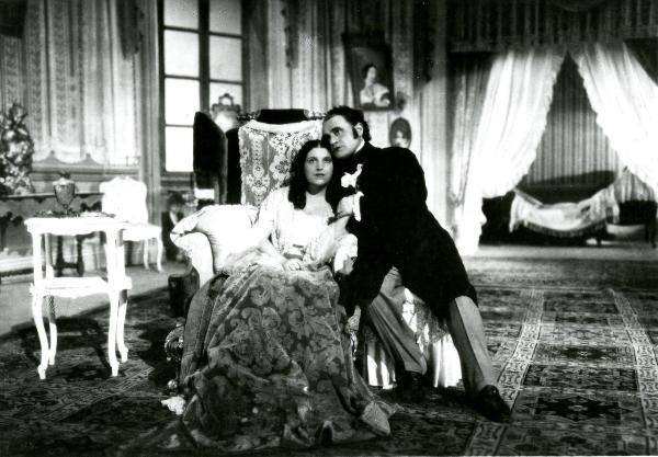 Scena del film "Giuseppe Verdi" - Gallone, Carmine, 1938 - In un salotto, seduti su una poltrona, Maria Cebotari e Beniamino Gigli.

