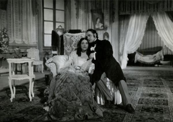 Scena del film "Giuseppe Verdi" - Gallone, Carmine, 1938 - In un salotto, seduti su una poltrona, Maria Cebotari e Beniamino Gigli.

