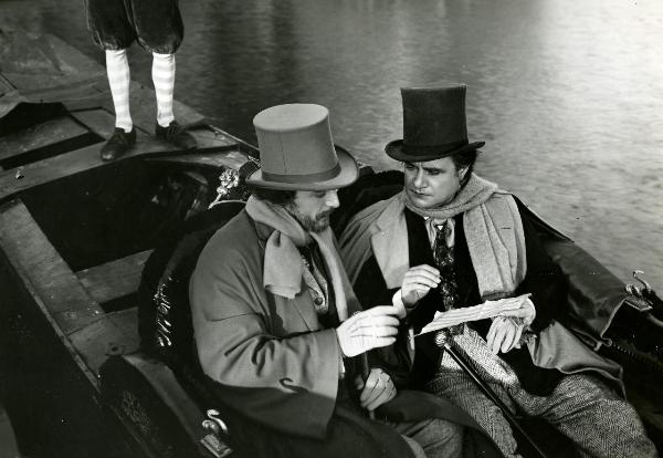 Scena del film "Giuseppe Verdi" - Gallone, Carmine, 1938 - Su una gondola: a destra Beniamino Gigli, a sinistra Fosco Giachetti.









