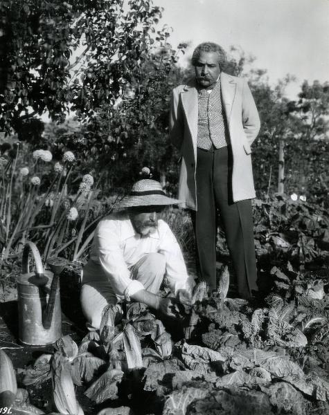 Scena del film "Giuseppe Verdi" - Gallone, Carmine, 1938 - In mezzo a un campo di verdure, in secondo piano in piedi, Camillo Pilotto. In primo piano, un attore non identificato.


