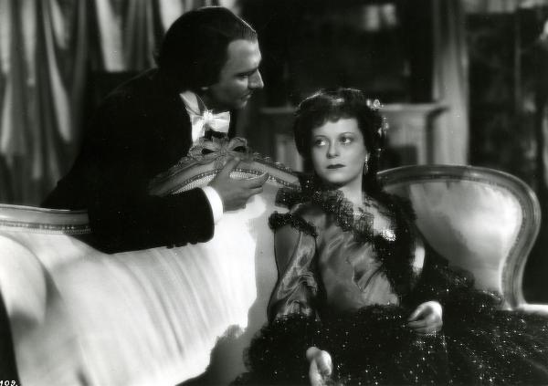 Scena del film "Giuseppe Verdi" - Gallone, Carmine, 1938 - Seduta su un divano, Maria Cebotari. Di fianco a lei, un attore non identificato.




