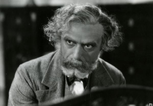 Scena del film "Giuseppe Verdi" - Gallone, Carmine, 1938 - Primo piano di Fosco Giachetti mentre guarda a sinistra.






